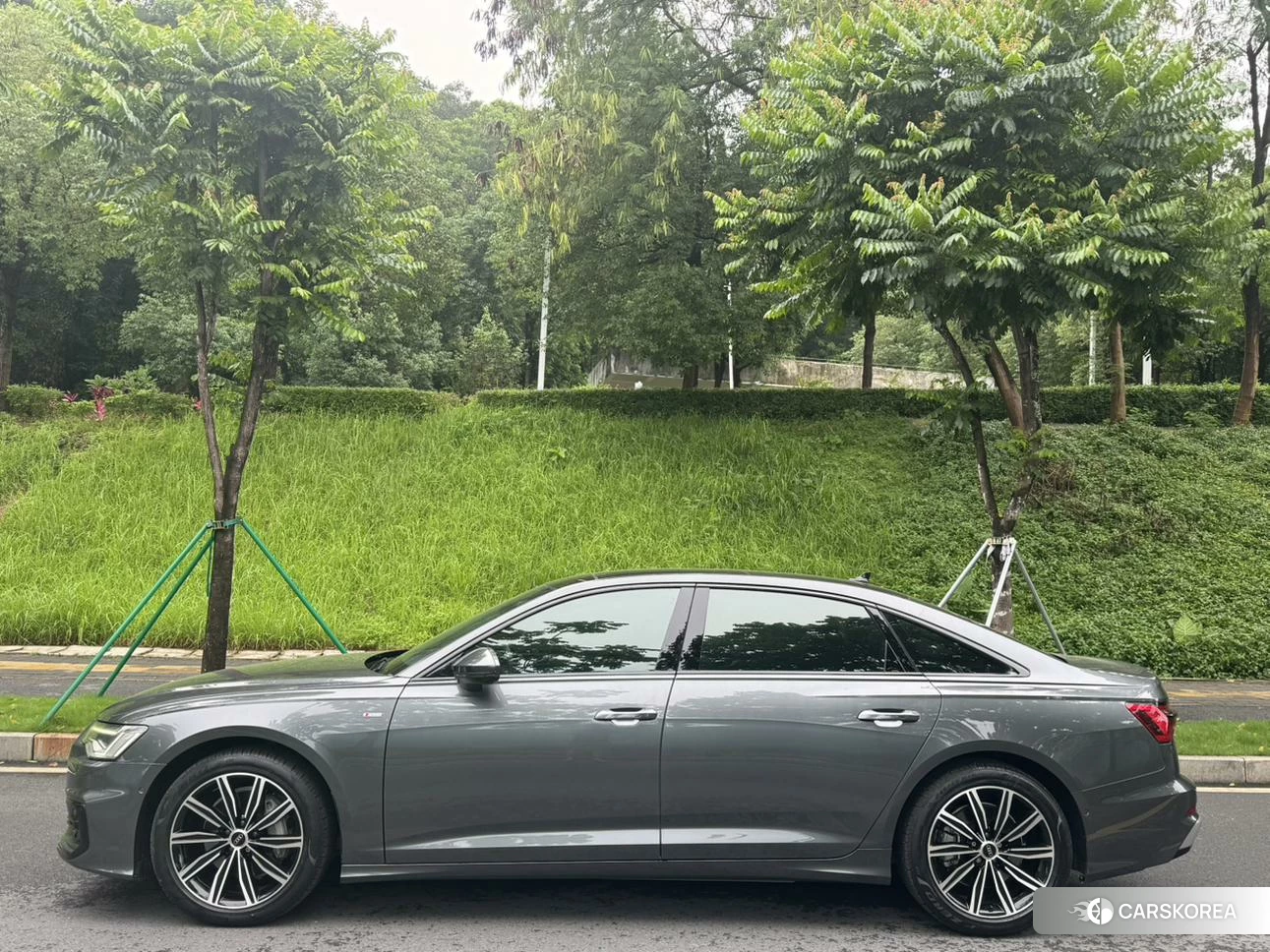 Audi A6L 2022 Темно-серый из Китая