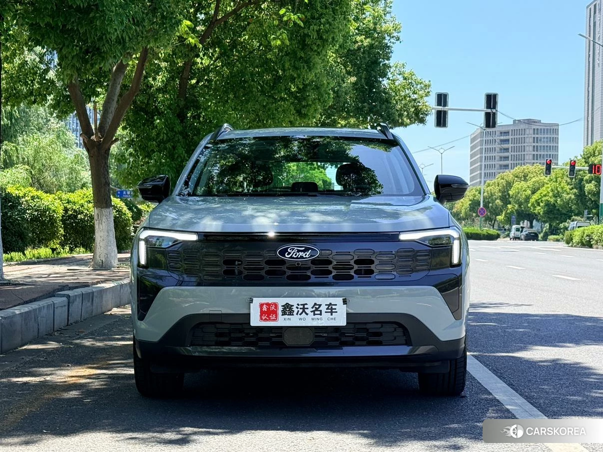 Ford Lingrui PHEV 2024 Серебристо-серый из Китая