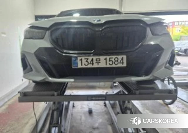 BMW 5 Series (G60) 2025 Серебристо-серый из Кореи
