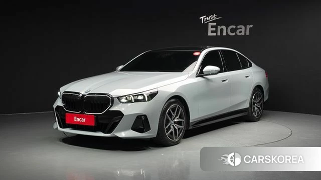 BMW 5 Series (G60) 2025 Светло-серебряный цвет из Кореи