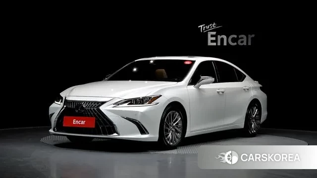 Lexus ES300h 7th generation 2023 Белый из Кореи
