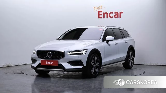 Volvo V60 Cross-Country 2nd Generation 2021 Белый из Кореи