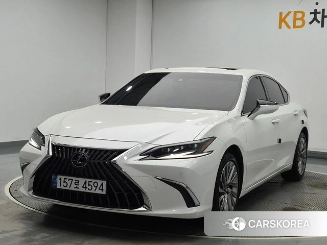 Lexus ES300h 7th generation 2024 Белый из Кореи