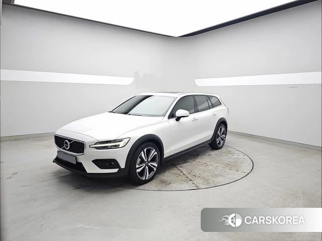 Volvo V60 Cross-Country 2nd Generation 2021 Белый из Кореи