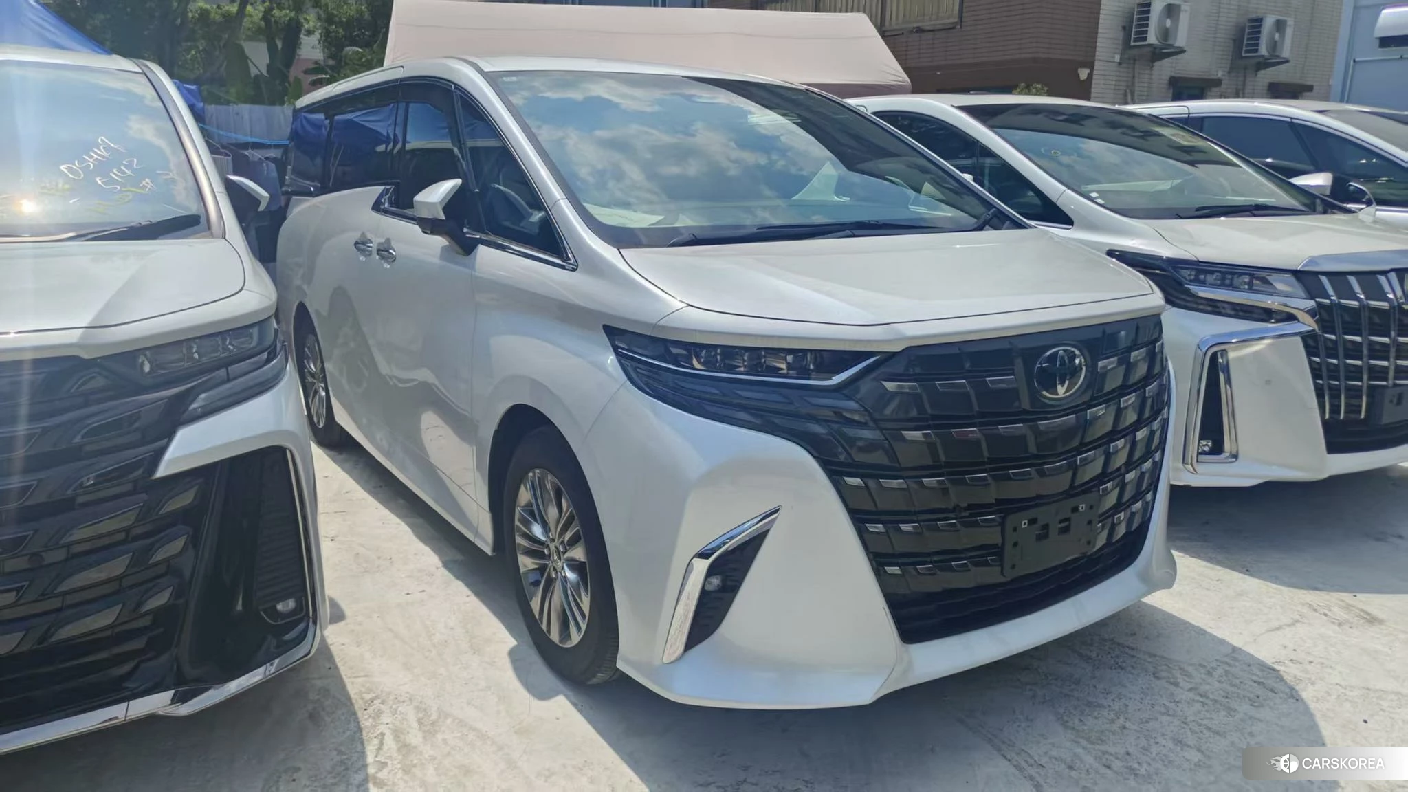 Toyota Elfa 2023 Белый из Китая