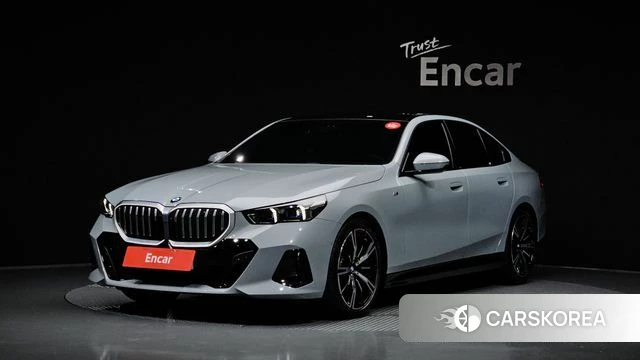 BMW 5 Series (G60) 2024 Серебристо-серый из Кореи