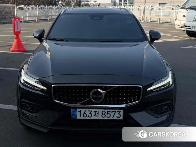 Volvo V60 Cross-Country 2nd Generation 2023 Серый из Кореи