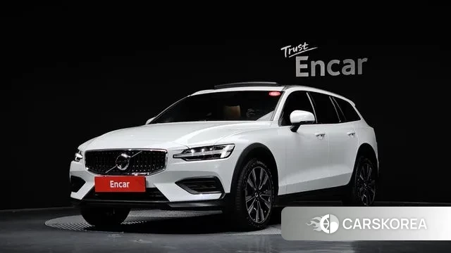 Volvo V60 Cross-Country 2nd Generation 2022 Белый из Кореи
