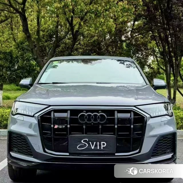 Audi Q7 2021 Серебристо-серый из Китая