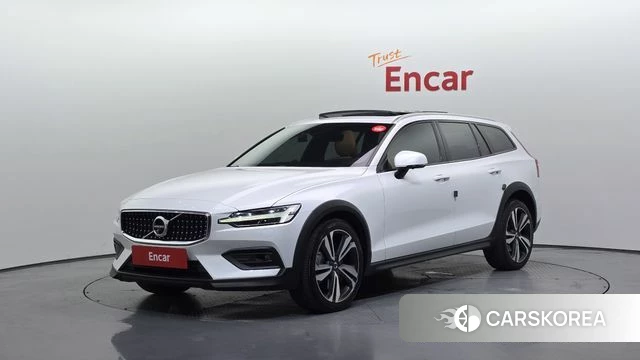 Volvo V60 Cross-Country 2nd Generation 2020 Белый из Кореи