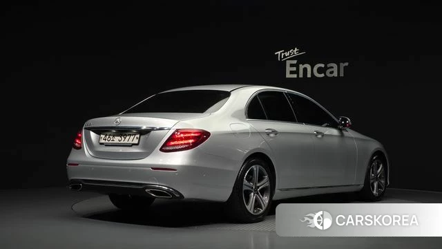 Mercedes-Benz E-Class W213 2018 Серебряный из Кореи