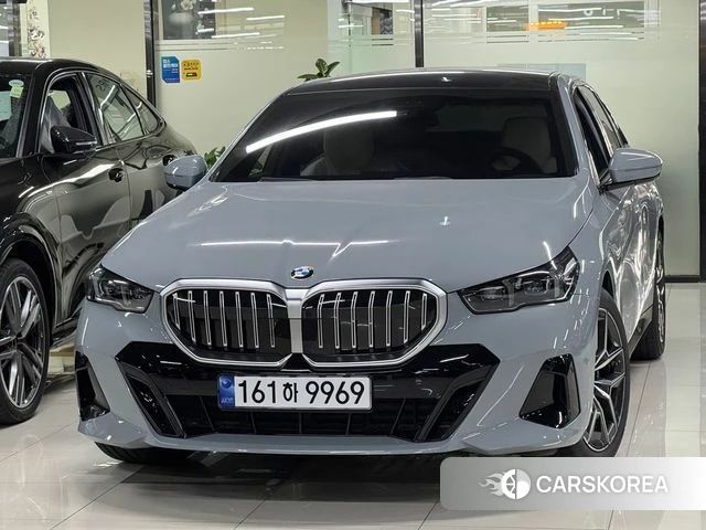 BMW 5 Series (G60) 2026 Цвет галактики из Кореи