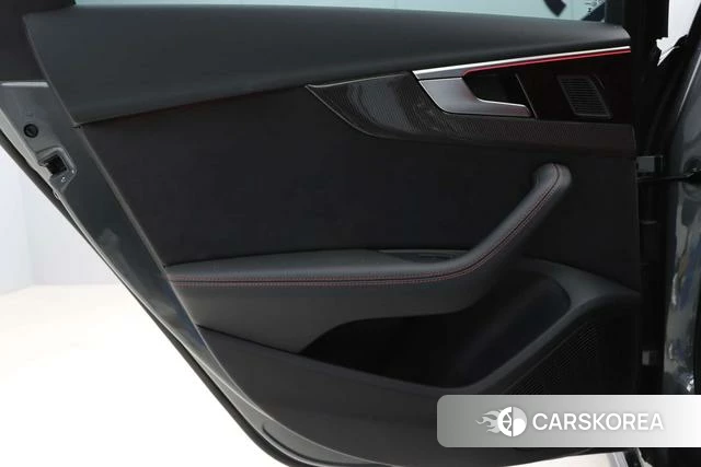 Audi S4 2024 Темно-серый из Китая