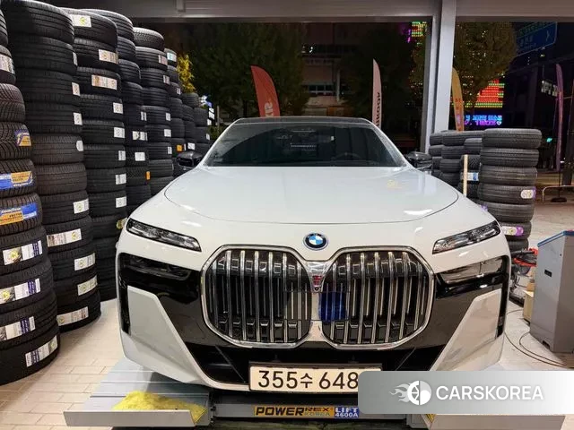 BMW 7 Series (G70) 2023 Небесно-голубой из Кореи