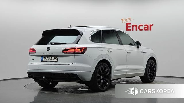 Volkswagen Touareg 3rd generation 2020 Белый из Кореи