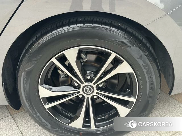 Nissan Xuan Yi 2023 Серебристо-серый из Китая