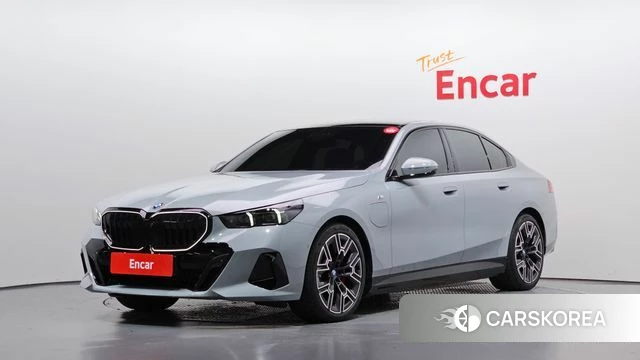 BMW 5 Series (G60) 2024 Серебристо-серый из Кореи
