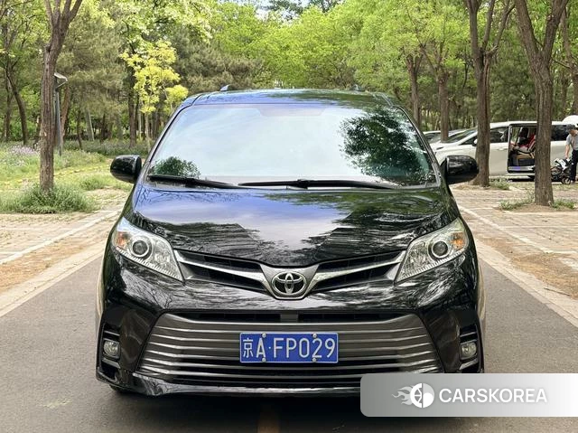 Toyota Sienna 2019 Черный из Китая