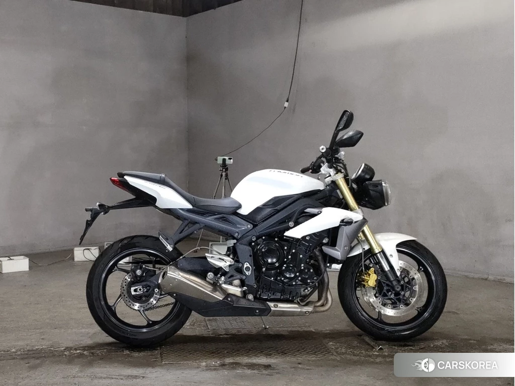 Проданный Triumph STREET TRIPLE 2014 из Японии, фото 2