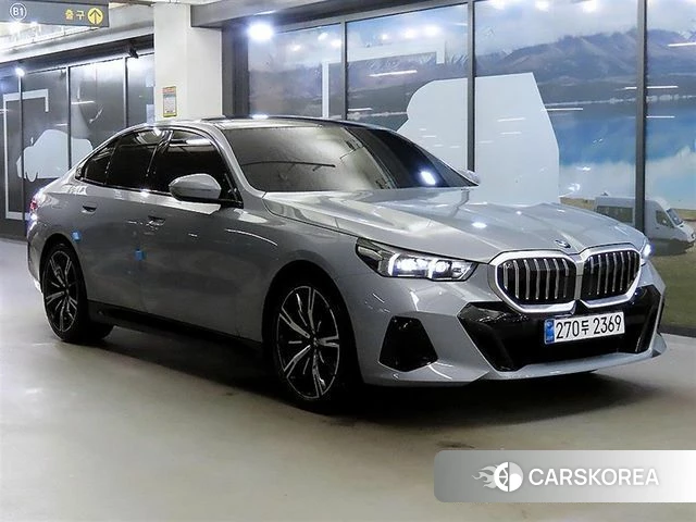 BMW 5 Series (G60) 2025 Серебристо-серый из Кореи