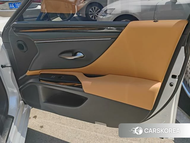 Lexus ES 2024 Белый из Китая
