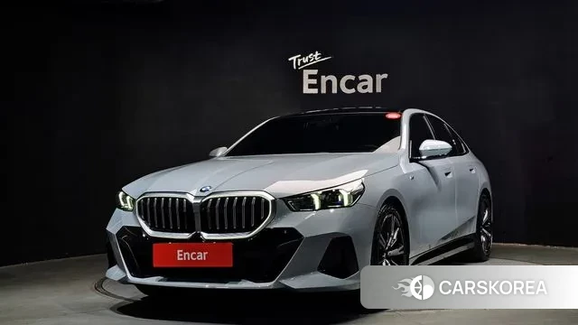 BMW 5 Series (G60) 2024 Светло-серебряный цвет из Кореи