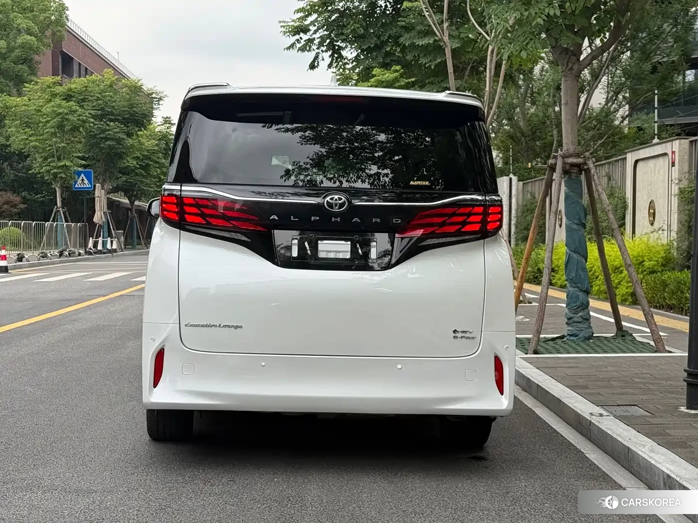 Toyota Elfa 2023 Белый из Китая