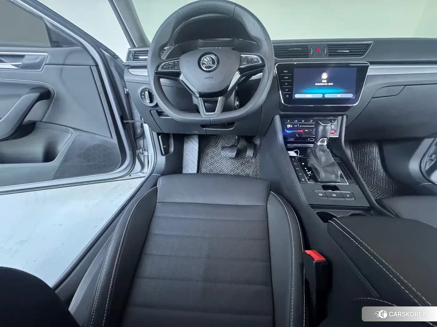 Skoda Superb 2023 Silver/gray из Китая