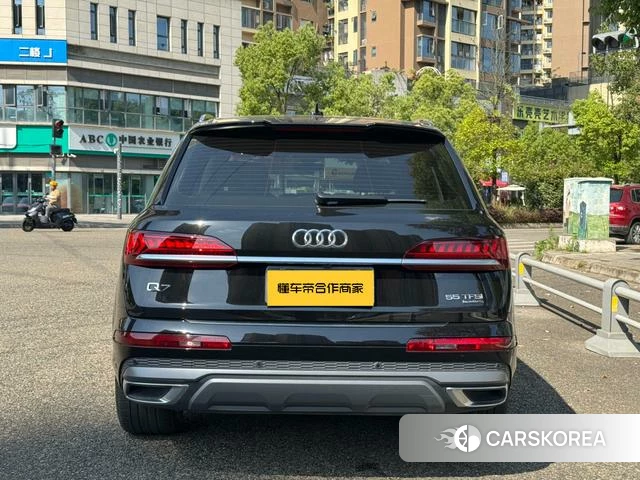 Audi Q7 2022 Черный из Китая