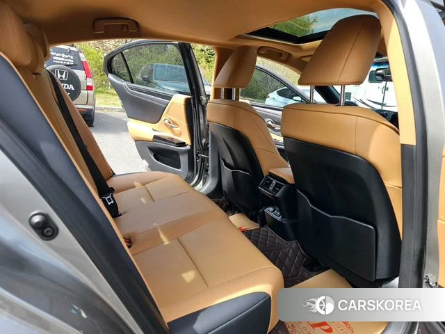 Lexus ES 2022 Темно-серый из Китая