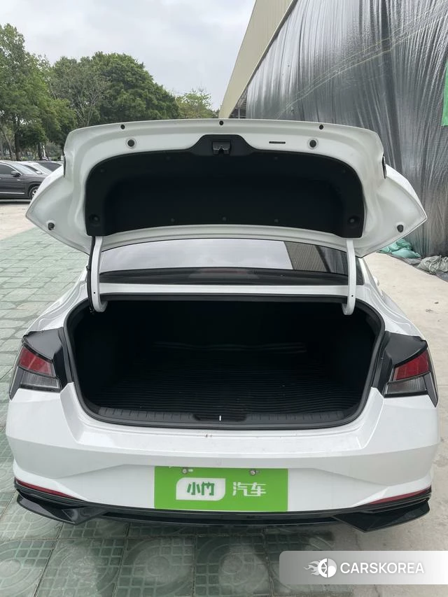 Hyundai Elantra 2023 Белый из Китая