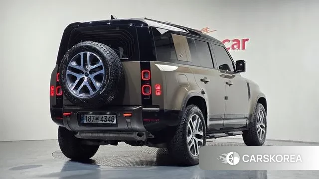 Land Rover Defender (L663) 2024 Золотой двухцветный из Кореи