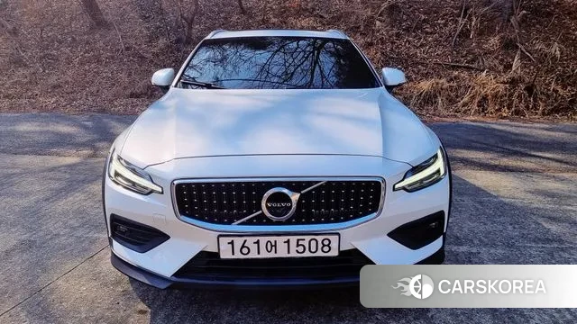 Volvo V60 Cross-Country 2nd Generation 2021 Белый из Кореи