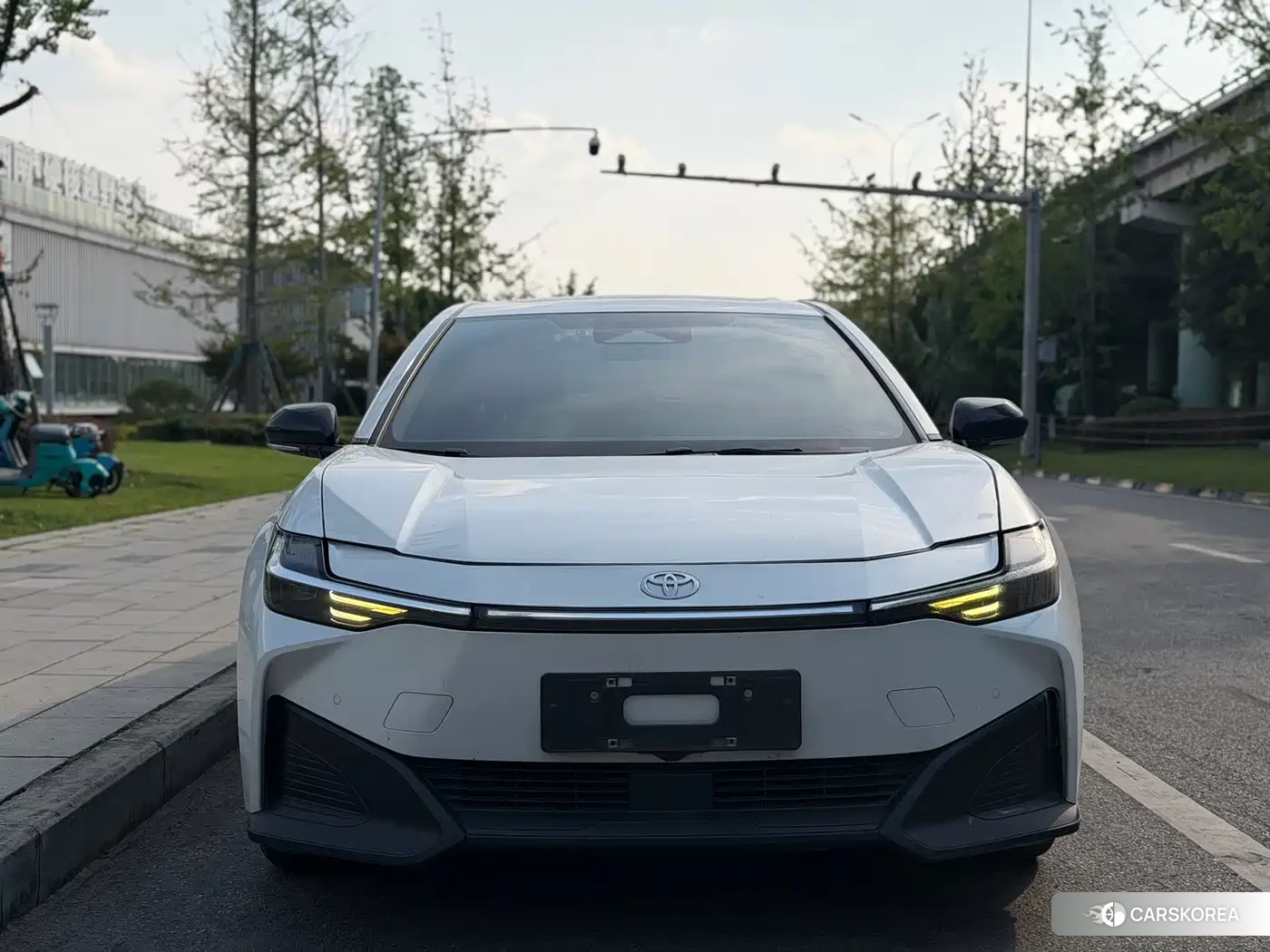 Toyota bZ3 2023 Белый из Китая