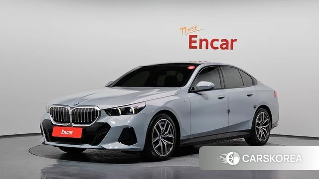 BMW 5 Series (G60) 2024 Серебристо-серый из Кореи