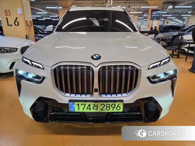 BMW X7 (G07) 2025 Жемчужный цвет из Кореи