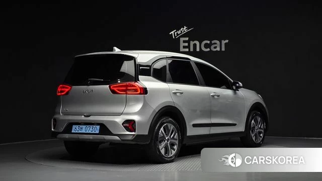 Kia Niro Plus 2022 Серебристо-серый из Кореи