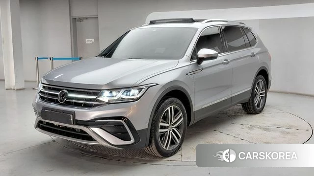 Volkswagen Tiguan Allspace 2023 Серебряный из Кореи