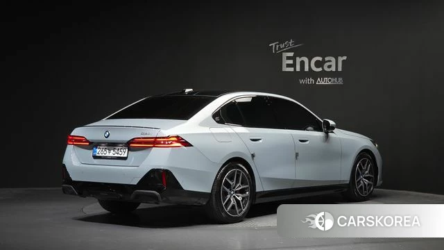 BMW 5 Series (G60) 2025 Серебристо-серый из Кореи