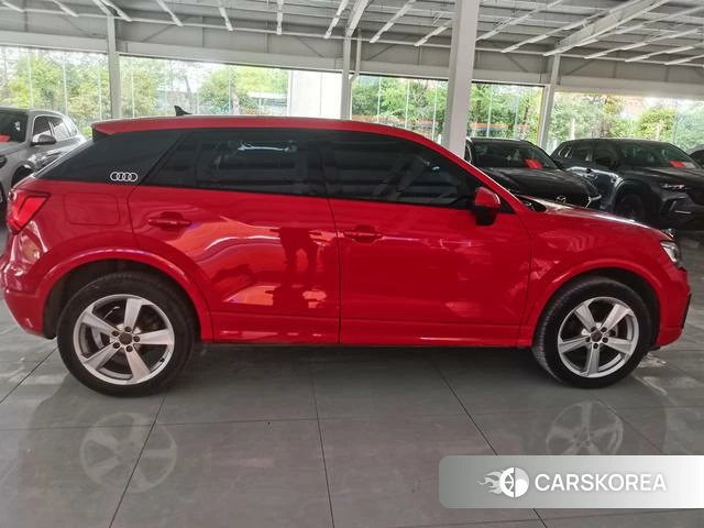 Audi Q2L 2021 Красный из Китая