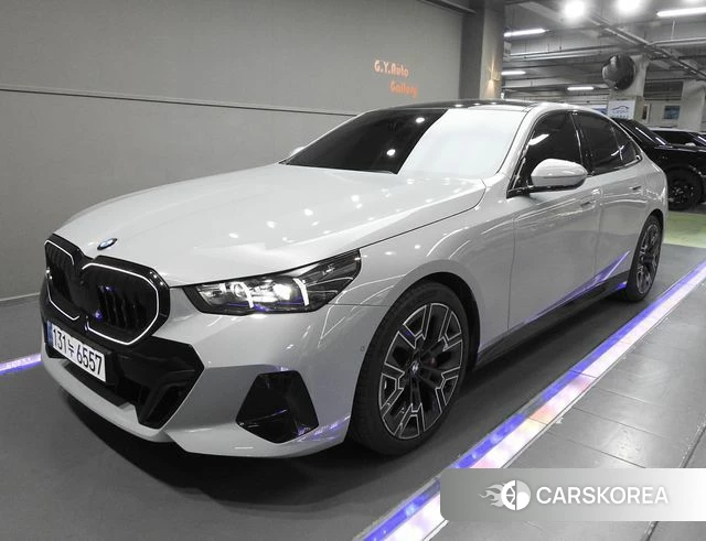 BMW 5 Series (G60) 2025 Небесно-голубой из Кореи