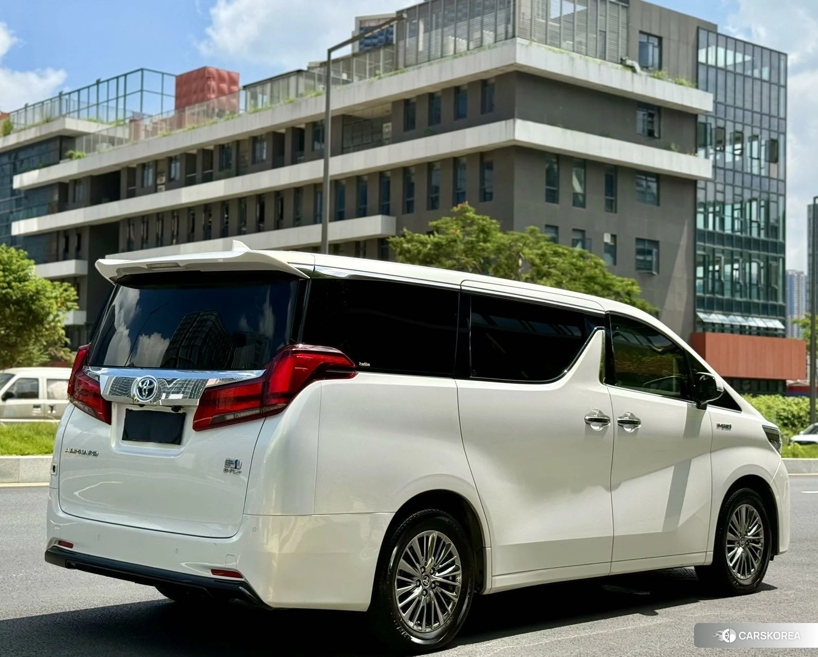 Toyota Alphard 2021 Белый из Китая