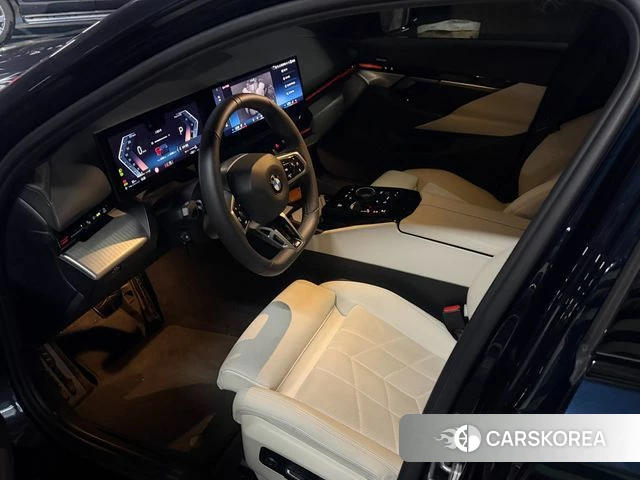 BMW 5 Series (G60) 2024 Черный из Кореи