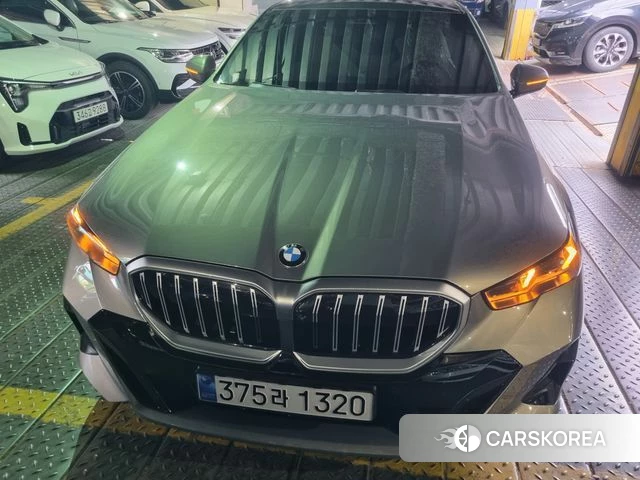 BMW 5 Series (G60) 2025 Цвет тростника из Кореи