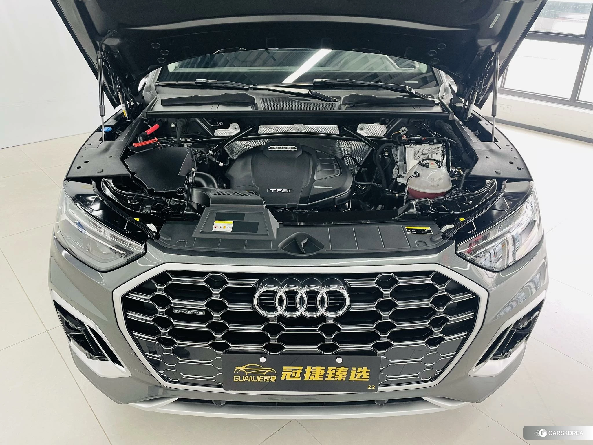 Audi Q5L 2021 Серебристо-серый из Китая
