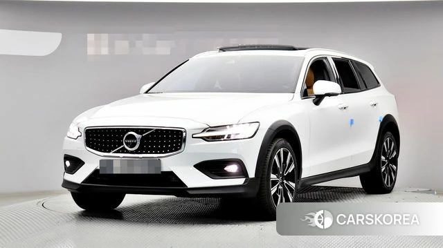 Volvo V60 Cross-Country 2nd Generation 2022 Белый из Кореи