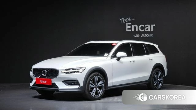 Volvo V60 Cross-Country 2nd Generation 2021 Белый из Кореи