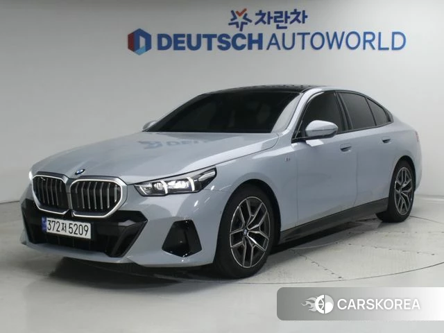 BMW 5 Series (G60) 2024 Серебристо-серый из Кореи