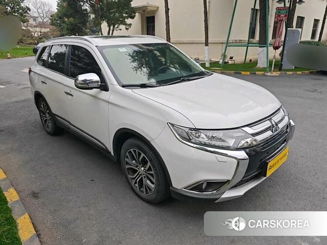 Mitsubishi  Outlander 2019 Белый из Китая