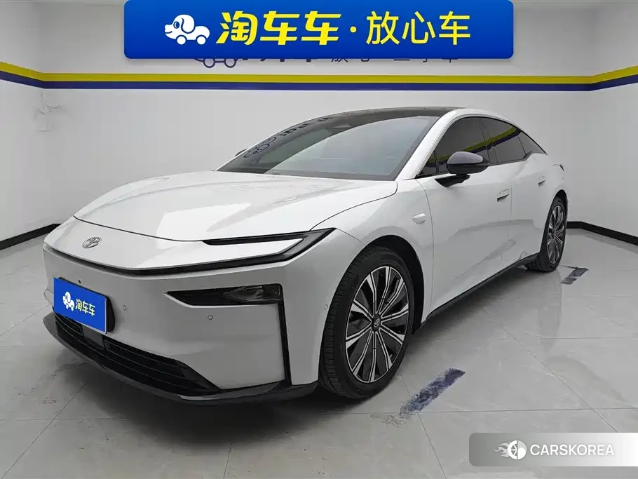 Toyota Platinum Wisdom 7 2026 Белый из Китая